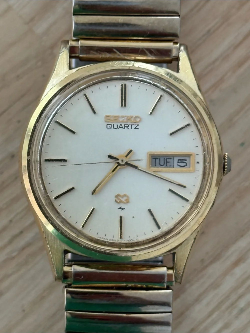Seiko SQ Vintage Watch Gold Plated Bezel Case Stretch Bracelet Day Date